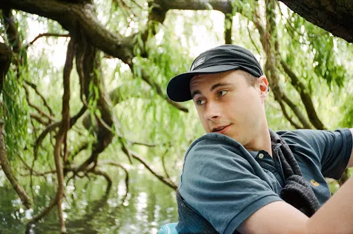 Premiere: Coe – Super Natural (GlassTalk)